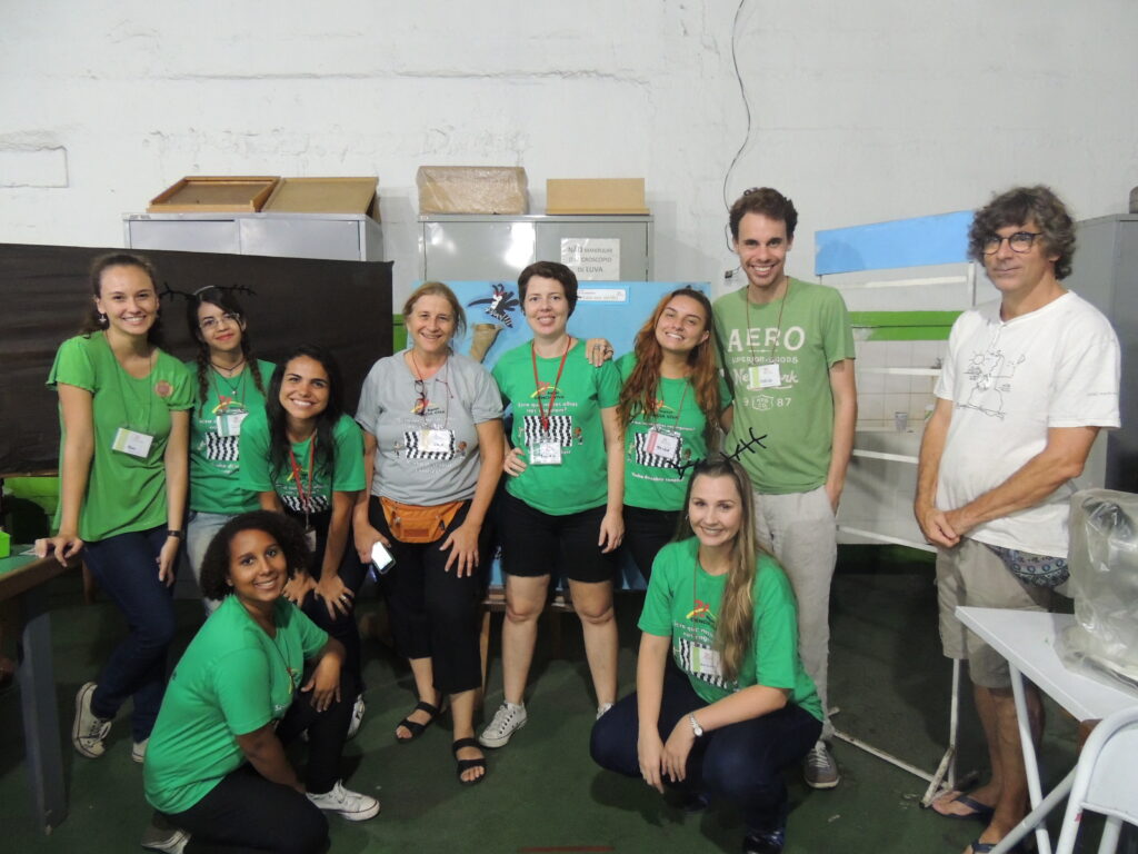 Isabel Gomes, Gabriela Allil, Ana Carolina, Clarinha, Lilian, Otávio, voluntários e Profa Tânia e Pedro (2016)