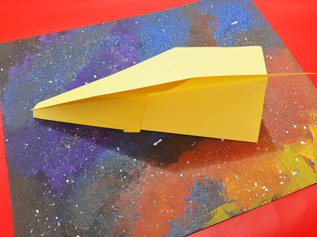 Avião de papel Nakamura amarelo.