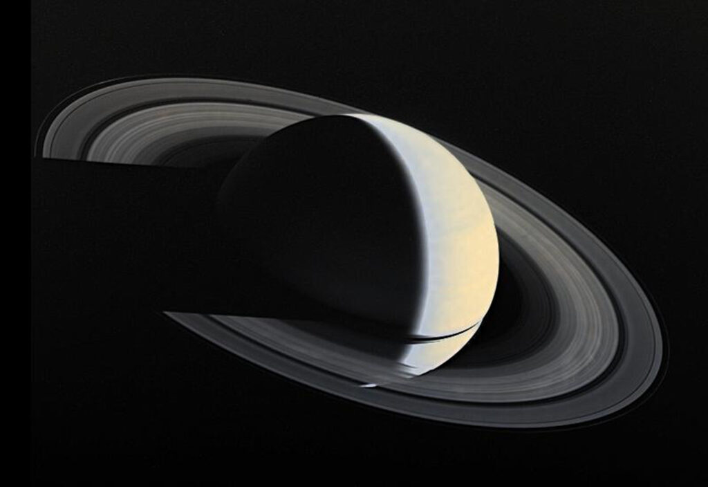 A imagem Voyager 1 da NASA de Saturno e seu anel foi tirada em 16 de novembro de 1980 quatro dias após a aproximação mais próxima de Saturno, a uma distância de 5.300.000 km (3.300.000 milhas).
