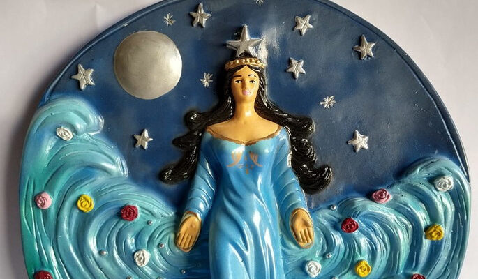 Placa redonda de Iemanjá saindo do mar, com ondas e um céu estrelado e com a Lua.